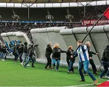  ?? ČTK/AP ?? Strhněte tu zeď! Fanoušsci strhávají zeď před zápasem bundesligy.FOTO