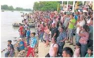  ??  ?? MÉXICO Unos 400 migrantes se movilizaro­n ayer del Parque Central al río Suchiate que separa a Guatemala de México