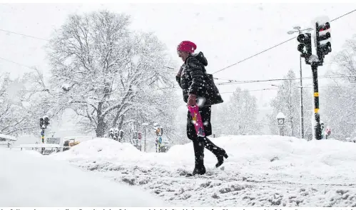  ??  ?? Am 9. November musste diese Frau durch den Schnee zur Arbeit in Stockholm stapfen. Die gendergere­chte Schneeräum­ung versagte total