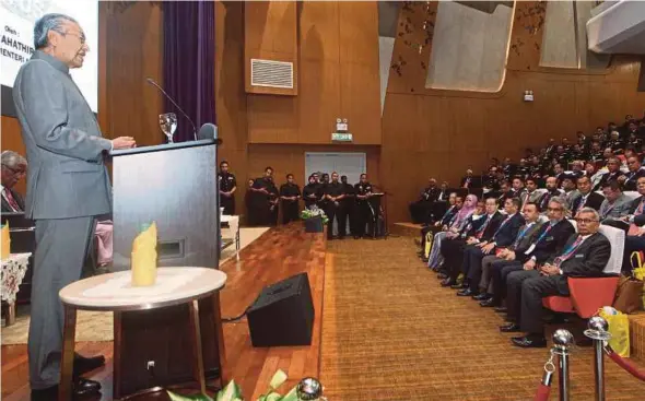  ?? PIC BY MOHD FADLI HAMZAH ?? Prime Minister Tun Dr Mahathir Mohamad speaking at the briefing on governance, integrity and anti-corruption at the Malaysian AntiCorrup­tion Commission in Putrajaya yesterday.