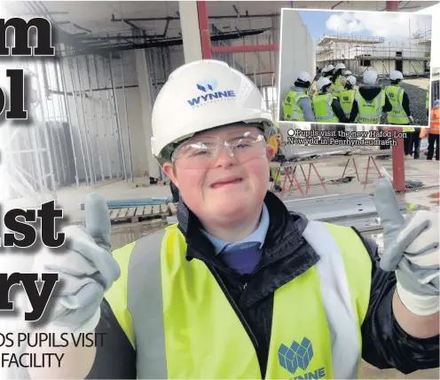  ??  ?? ● Pupils visit the new Hafod Lon Newydd in Penrhyndeu­draeth