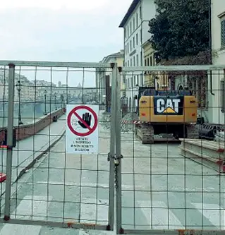  ??  ?? Il Lungarno Diaz è chiuso da novembre quando una voragine si aprì in strada, forse causata da una silenziosa erosione dell’Arno