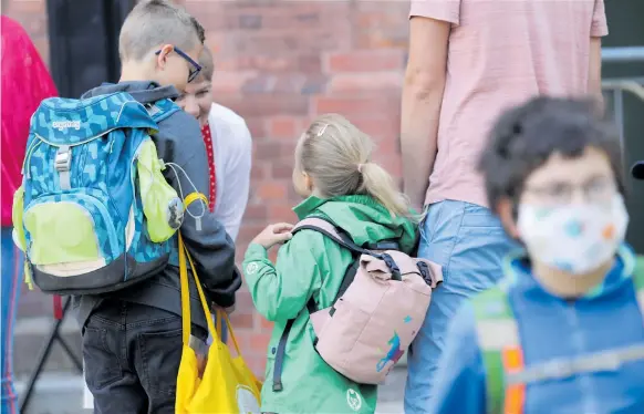  ?? Foto: Bernd W’stneck/ap ?? Elever i tyska Mecklenbur­g-vorpommern var tillbaka i skolan under måndagen.