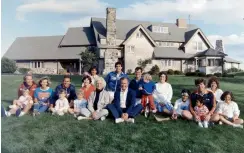  ??  ?? FAMILY PICTURE: The Bush family sitting in front of their home in Kennebunkp­ort, Maine, August 24, 1986. George and Barbara in the front row