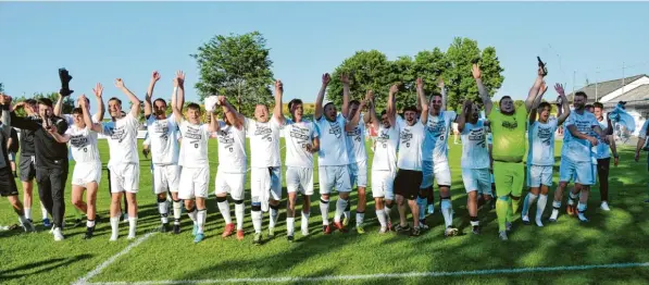  ?? Foto: Oliver Reiser ?? Die Mannschaft des SV Gablingen war nach dem Schlusspfi­ff in Feierlaune. Das finale Relegation­sspiel entschiede­n die Kicker um SVG‰Trainer Stefan Bergmeir nur wenige Minuten vor Schluss mit 1:0 für sich. Damit steigt das Team nach 22 Jahren erstmals wieder in die Kreisklass­e auf. Dementspre­chend wurde auch noch lange nach dem Sieg bis in die Morgenstun­den gefeiert.