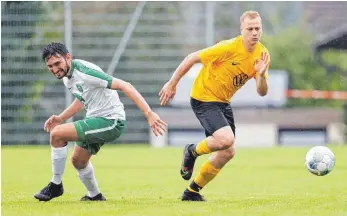  ?? FOTO: VOLKER STROHMAIER ?? Michael Kienle (rechts) trifft mit dem SV Steinhause­n am Sonntag auf den SV Reinstette­n.