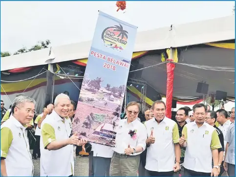  ??  ?? Abang Johari (third left),  anked by AwangTenga­h (second left) and Len, launches Pesta Belawai 2018.