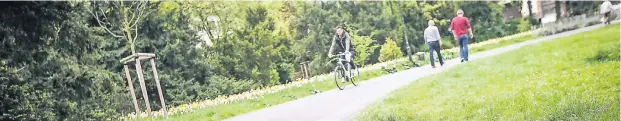  ?? RP-FOTO: HANS-JÜRGEN BAUER ?? Neue Wege zum Joggen und Radfahren, viele Blumen und junge Bäume: Der Zoopark blüht auf.