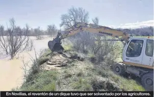  ?? ?? En Novillas, el reventón de un dique tuvo que ser solventado por los agricultor­es.