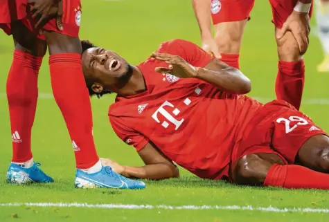  ?? Foto: Sven Hoppe, dpa ?? Das hat wehgetan: Kingsley Coman vom FC Bayern München liegt nach einem Foul auf dem Rasen.