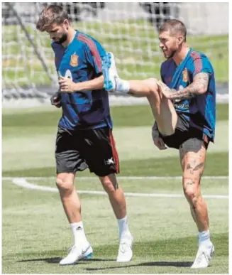  ?? ABC ?? Piqué y Ramos, durante un entrenamie­nto en Krasnodar