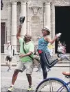  ??  ?? Ingresos. Turistas posan para una foto frente a la catedral habanera.