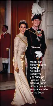  ??  ?? Marie, con falda y cuerpo bordado de Rikke Gudnitzde, y el príncipe Joaquín. Ella, además, lució la tiara que su suegra le cedió por su boda.