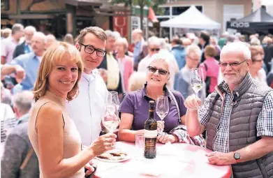  ?? RP-FOTOS (3): ACHIM BLAZY ?? Stößchen! Beim Fischmarkt mit verkaufsof­fener Sonntag gab es auch edle Getränke.