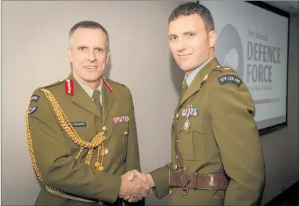  ??  ?? Former Chief of Defence Force Lieutenant Colonel Tim Keating presents Major Jono Meldrum with his Defence Meritoriou­s Medal.