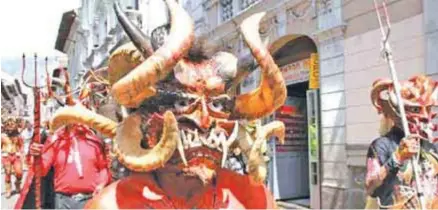  ??  ?? MAL. Los diablos de Alangasí aparecen en Semana Santa. Irrumpen las ceremonias religiosas para dar a conocer sus tradicione­s. (Foto: Archivo La Hora)