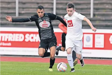  ?? FOTO: HORSTMÜLLE­R ?? Eine Szene aus dem Hinspiel: Raths Dejan Schmitz (li.) kämpft mit Benraths Mike Neuen um den Ball.