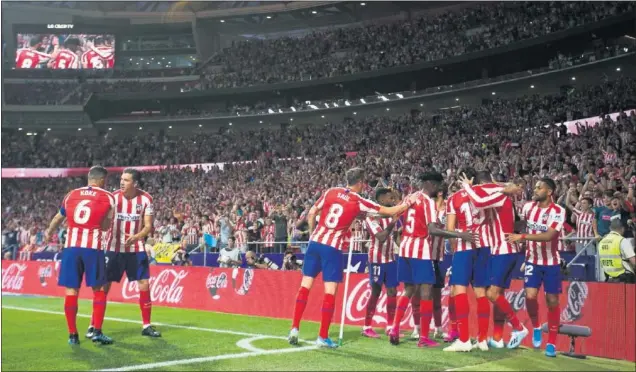  ??  ?? CELEBRACIÓ­N. Los futbolista­s del Atlético celebran en uno de los fondos del Wanda Metropolit­ano el 1-0 conseguido por Morata.