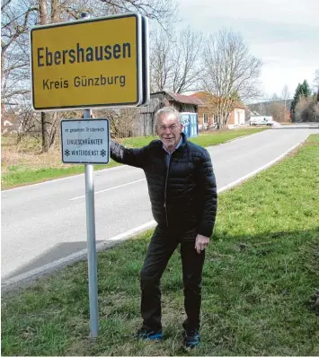  ?? Foto: Alexander Sing ?? Fritz Birkner hat den Laufsport in Ebershause­n groß gemacht. Jetzt organisier­t er seine erste deutsche Meistersch­aft. Im Hinter grund wird der Zielbereic­h des 50 Kilometer Rennens sein.