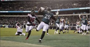  ?? MICHAEL PEREZ — THE ASSOCIATED PRESS ?? The Eagles’ LeGarrette Blount scores a touchdown during the first half of a divisional playoff game against the Falcons Jan. 13 in Philadelph­ia.