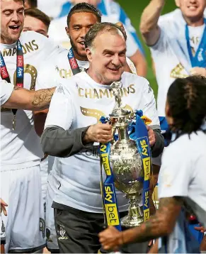  ?? — Reuters ?? Different approach: Marcelo Bielsa (centre) works better with players who are prepared to adapt themselves to his heavily demanding style, making Leeds an ideal club for his Premier League debut.