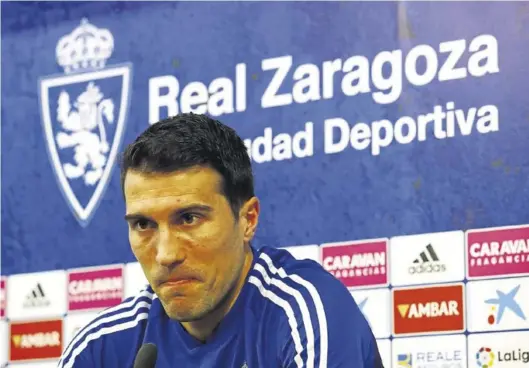  ?? JAIME GALINDO ?? Alberto Zapater, en la rueda de prensa que dio unos días antes del parón tras incorporar­se a los entrenamie­ntos con el grupo.