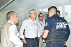  ??  ?? El alcalde interino de León, Guanajuato, Luis Ernesto Ayala Torres, impulsa la depuración en las corporacio­nes policiacas locales.