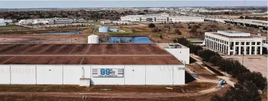  ?? Elizabeth Conley/Staff photograph­er ?? Residents near the 99 Cents Only Stores warehouse were asked to shelter in place until around 1 p.m. Sunday, when the leaked chemicals had dissipated.