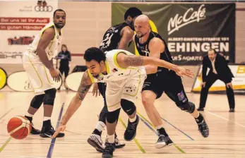  ?? SZ-FOTO: MAS ?? Bei den Steeples (vorn Davonte Lacy, links Jonathan Malu) lief es im wichtigen letzten Spiel gegen Hanau nie richtig rund.