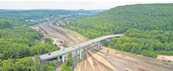  ?? FOTO: BECKERBRED­EL ?? Die Johannisbr­ücke über den Saarbrücke­r Güterbahnh­of zwischen A 623 und der Dudweiler Landstraße wird voraussich­tlich Ende Mai für Sanierungs­arbeiten gesperrt. Aktuell erhält die Brücke die schlechtes­t mögliche Zustandsno­te „ungenügend“.