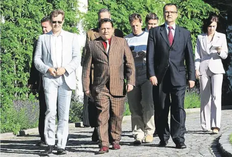  ?? Se potýkal s novináři celou svou vrcholnou kariéru. Na snímku z roku 2005, kdy byl ještě v KDU-ČSL, kráčí vedle Jiřího Paroubka. FOTO ARCHIV MAFRA ?? Miroslav Kalousek