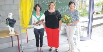  ?? FOTO: DONAU-BUSSEN-SCHULE ?? Abschied vom Alltag in der Donau-bussen-schule: die Lehrerinne­n Bettina Fibich und Leonie Locher sowie Schulsekre­tärin Brigitte Winkler.