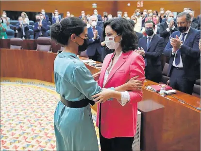  ??  ?? La portavoz de Vox, Rocío Monasterio, felicitand­o ayer a la presidenta de la Comunidad de Madrid, Isabel Díaz Ayuso,