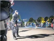  ?? FOTO: SEBASTIAN GOLLNOW/DPA ?? Die Polizei war am Wochenende verstärkt in Stuttgart präsent, um neuen Ausschreit­ungen vorzubeuge­n.