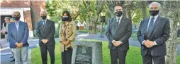  ?? Unveiling the British Cemetery bicentenni­al plaque are (from left to right) Néstor Soria representi­ng cemetery workers and British Ambassador Mark Kent with María Soledad Rodríguez Iglesias and Martín Maffuchi of the City’s Green Spaces and Cemeteries Dep ??