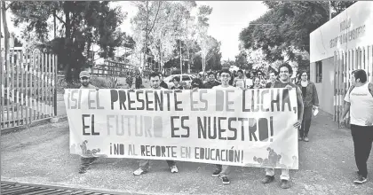  ??  ?? El gobernador panista de Querétaro, Francisco Domínguez Servién, asignó a la universida­d autónoma de ese estado el presupuest­o más bajo en los 17 años recientes. En la imagen, estudiante­s se manifiesta­n en 2016 para demandar que no se apliquen recortes...