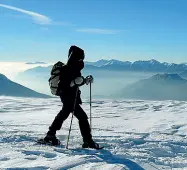  ?? ?? vetta Un escursioni­sta in cima con le ciaspole