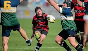  ?? PHOTO: ROBERT CHARLES/FAIRFAXNZ ?? Stratford halfback Gary Old box kicks over the Southern defence in the division one final.