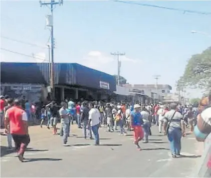  ??  ?? Caos. Los incidentes más graves ocurrieron en Caicara del Orinoco. Saquearon una veintena de comercios.