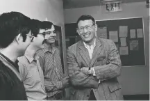  ?? Paul Sakuma/associated PRESS ?? Dr. Paul Berg with some of his chemistry students in 1980. The Nobel laureate’s DNA tinkering had originally sparked an uproar.