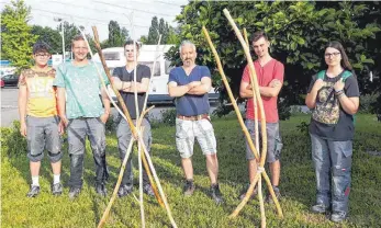  ?? FOTO: STIFTUNG LIEBENAU ?? BBW-Mitarbeite­r Valentin Dölker (Dritter von rechts) und die Teilnehmer aus der Berufsvorb­ereitung mit einem von mehreren durch „Upcycling“entstanden­en Produkten: die Garderobe aus Ästen.