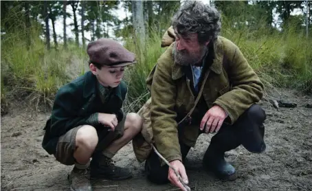  ??  ?? Totoche (François Cluzet) abre los ojos al joven Paul ( Jean Scandel).