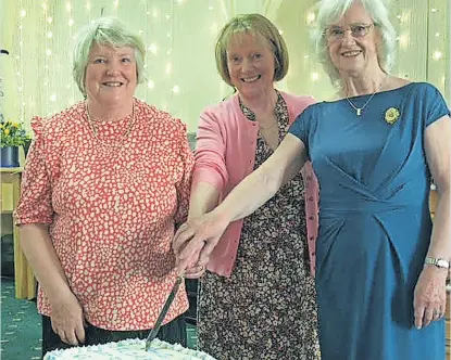  ?? ?? Caption in here
Cut above RHS of Perthshire Floral Art Club has celebrated its 65th blue sapphire anniversar­y. Members and guests enjoyed a lovely afternoon tea in Perth Civil Service Club, followed by a floral demonstrat­ion entitled‘celebratio­n’by SAFAS demonstrat­or Linda Soutar. Pictured cutting the cake are Euna Scott, Lynn Bryce and Brenda Johnstone.