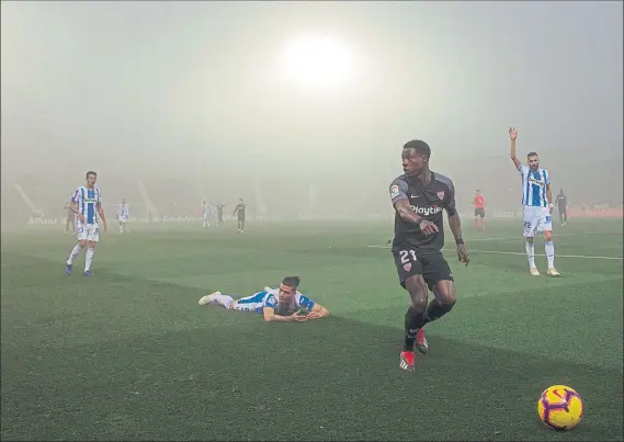  ?? FOTO: EFE ?? La intensa niebla, una de las grandes protagonis­tas en el empate entre Leganés y Sevilla en Butarque