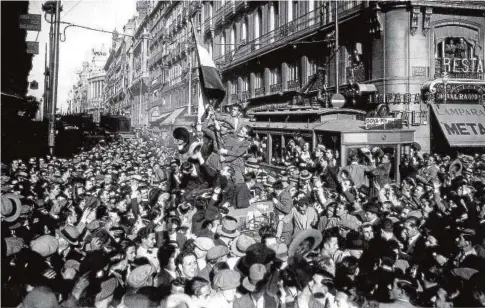  ?? EFE ?? Miles de personas salieron a las calles en Madrid para celebrar el cambio de régimen