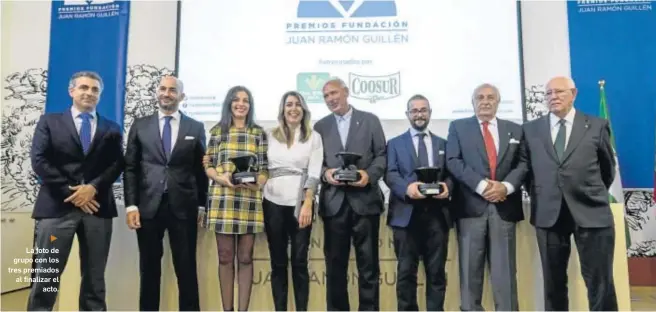  ?? FOTOS: VÍCTOR RODRÍGUEZ ?? La foto de grupo con los tres premiados al finalizar elacto.