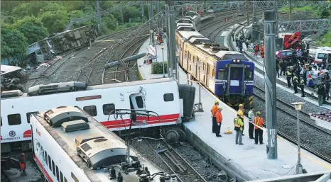  ?? HUANG SHIH-CI / CHINA TIMES ?? Service partially resumed after a derailed train near Xinma Station in Yilan county, Taiwan, was removed on Monday.
