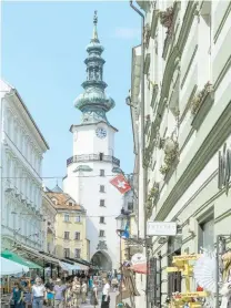  ??  ?? El área donde está la Puerta San Miguel, al fondo, es uno de los más movidos en la ciudad de Bratislava.