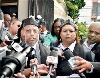  ?? EDWARD ROUSTAND ?? Abogados del Ayuntamien­to Santo Domingo Norte hablan a la prensa.