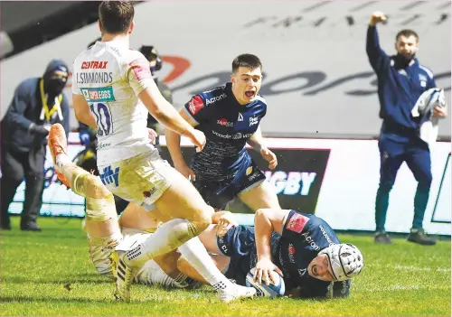 ?? PICTURES: Getty Images ?? Clincher: Sale Sharks hooker Curtis Langdon goes over to score their third try